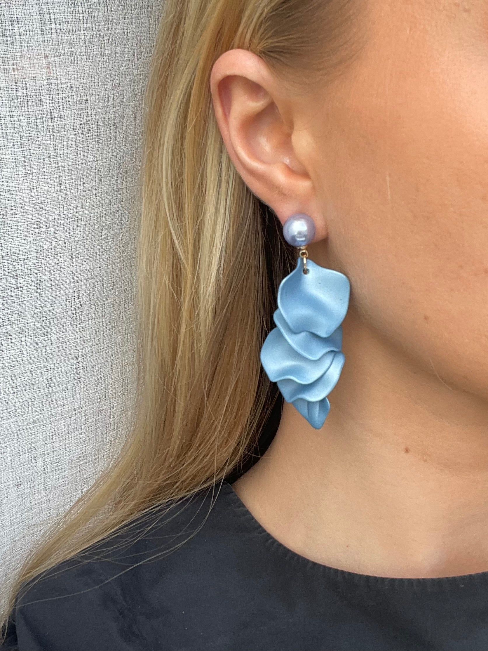 Pearl Leaf Earring Denim Blue